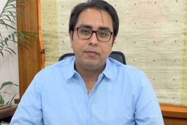 وزیراعظم کے معاون خصوصی شہباز گل کے وارنٹ گرفتاری جاری