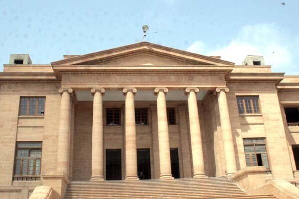 لاپتا افراد کے اہلخانہ کی عدالت میں چیخ و پکار، عدالت پولیس پر شدید برہم