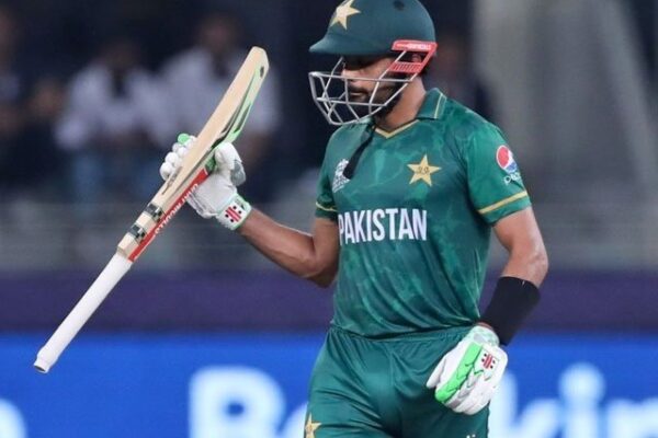 ٹی ٹوئنٹی، بابر اعظم سب سے زیادہ رنز بنانے والے پاکستانی بیٹسمین بن گئے