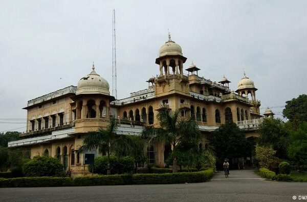 بھارت: یوم اردو کے سیمینار میں علامہ اقبال کی تصویر پر ہنگامہ