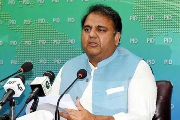 وزیر اطلاعات فواد چوہدری نے الیکشن کمیشن سے معذرت کرلی