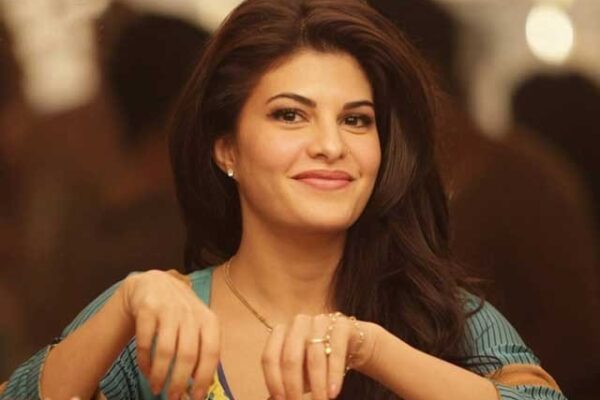 جیکلین نے بال گھنگریالے کرنے کا انوکھا طریقہ ڈھونڈ نکالا