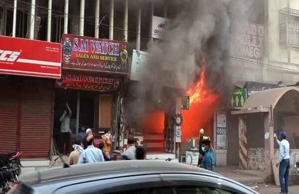 کراچی: صدر کی مارکیٹ میں لگنے والی آگ پر 7 گھنٹے بعد قابو پا لیا گیا