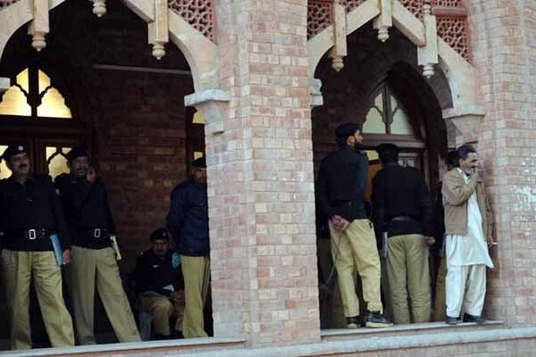 لاہور: مخالفین کی عدالت کے باہر فائرنگ سے باپ جاں بحق، بیٹا زخمی