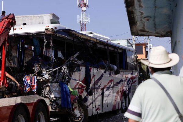 میکسیکو میں تیز رفتار بس گھر میں گھس گئی، 19 افراد ہلاک