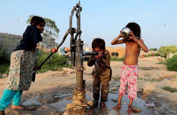 پاکستان میں پینے کا 61 فیصد پانی غیر محفوظ ہونے کا انکشاف