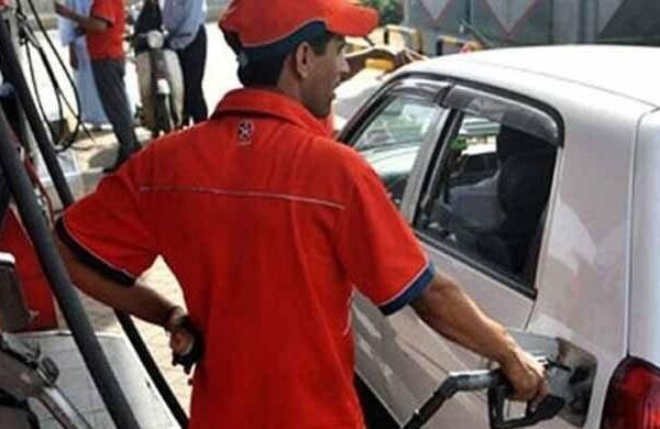 حکومت نے پیٹرول 8 روپے سے زائد مہنگا کر دیا