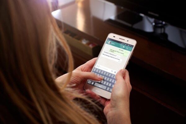 واٹس ایپ پر شوہر کو گالیاں دینے والی بیوی پر 50 ہزار پاؤنڈ جرمانہ