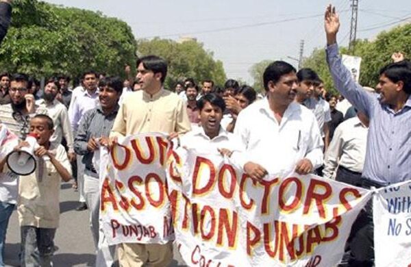 کوئٹہ: عدالتی احکامات ہوا، ینگ ڈاکٹرز نے ریڈزون میں دھرنا دے دیا
