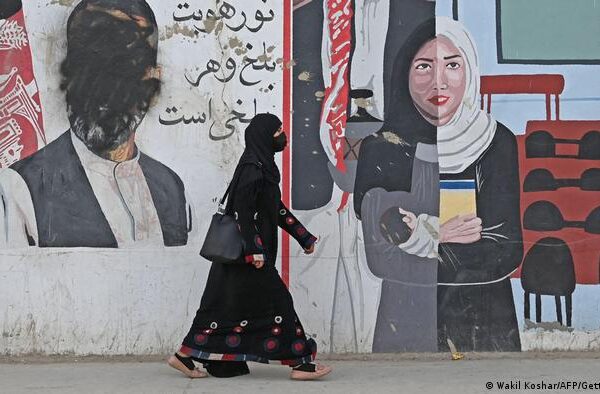 افغانستان میں حجاب کے بغیر عورتوں کا سفر ممنوع