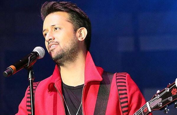 کراچی میں ٹریفک جام، عاطف اسلم موٹرسائیکل پر کنسرٹ کیلئے پہنچ گئے