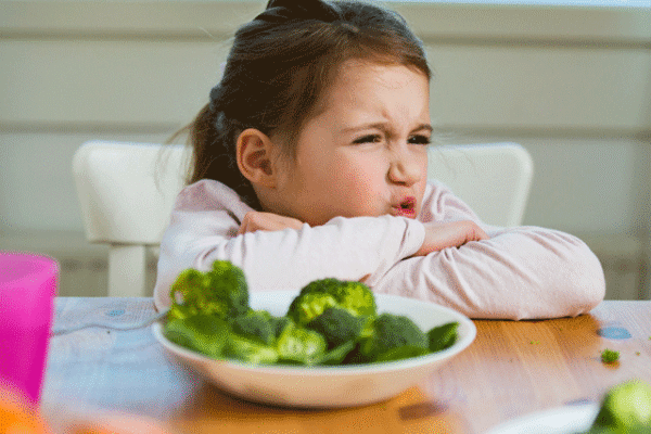 پہلے مسکرائیں، پھر بچوں کو سبزیاں کھلائیں تو وہ بھی کھائیں گے