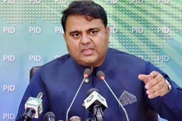 نواز شریف کو واپس لانے کیلیے برطانیہ سے بات کر رہے ہیں، فواد چوہدری