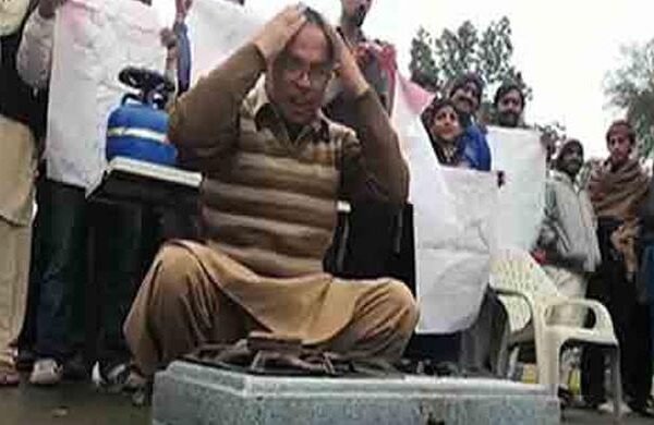 گیس کا شدید بحران، کراچی میں شہری سڑکوں پر نکل آئے