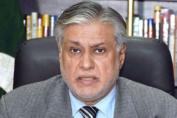 سپریم کورٹ: حکومت نے اسحاق ڈار کی سینیٹ نشست خالی قرار دینے کی استدعا کر دی