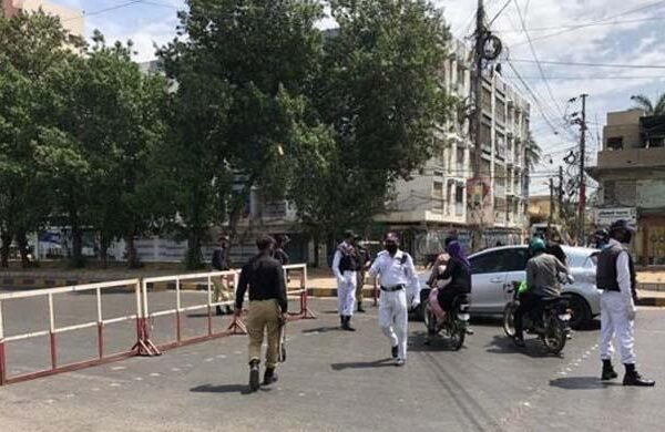 اومی کرون کا پہلا کیس، کراچی کے دو علاقوں میں لاک ڈاؤن لگا دیا گیا
