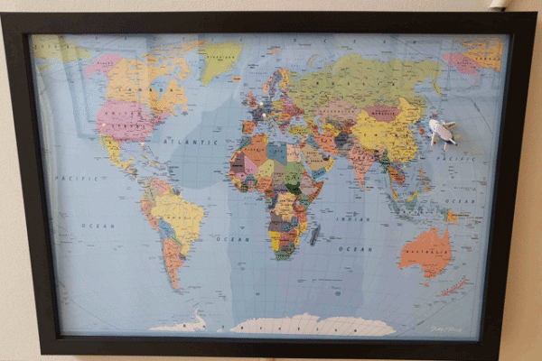 اس نقشے پر مقناطیس رکھیں اور براہِ راست اس جگہ کا منظر دیکھیں