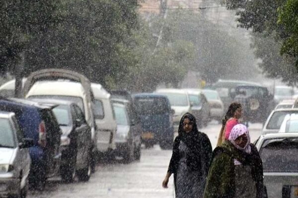 کراچی میں موسم سرما کی پہلی بارش؛ سردی کی شدت میں اضافہ