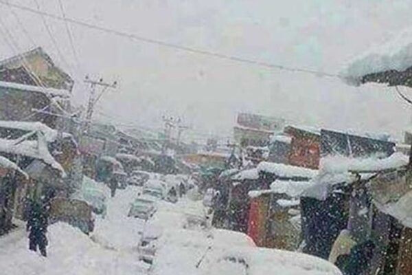 گلگت بلتستان میں شدید برفباری کے باعث شہری گھروں میں محصور