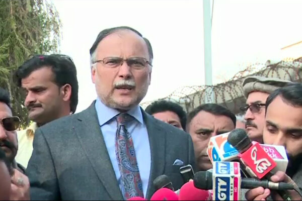 فنڈنگ کیس نے عمران خان کے چہرے پر سجا ایمانداری کا میک اپ دھو دیا: احسن اقبال