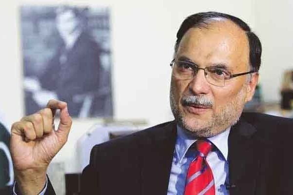 حکومت نواز شریف فوبیا میں مبتلا ہے، احسن اقبال
