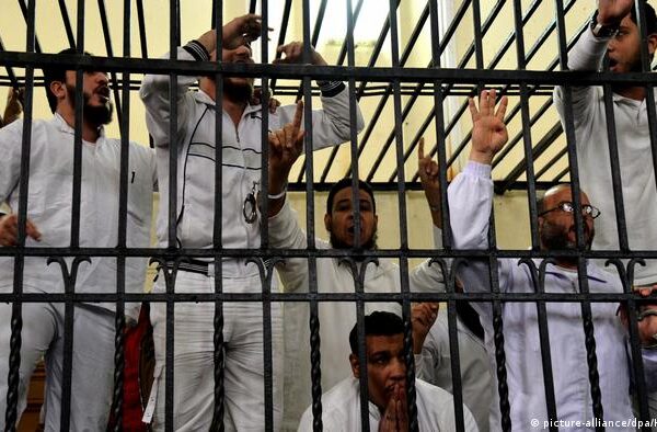 مصر: پولیس پر حملے کے الزام میں اخوان المسلمین کے دس ارکان کو سزائے موت