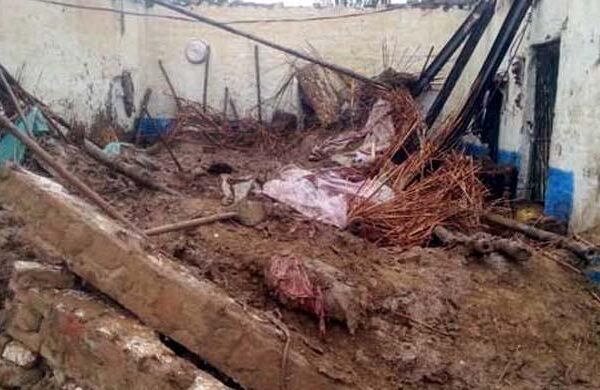 گلگت اور کے پی میں شدید برفباری، دیر بالا میں مکان کی چھت گرنے سے 5 افراد جاں بحق