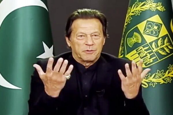 سبزیاں بیچنے سے ملک ترقی نہیں کرتا، ڈالر کو باہر لیجانے کو کم کرنا ہے: وزیراعظم