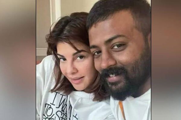 بھتہ خوری میں ملوث شخص کے ساتھ تصویر لیک، جیکولین کا ردعمل آ گیا