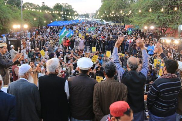 کراچی: جماعتِ اسلامی کے دھرنے کا نواں دن، مظاہرین میں مسلسل اضافہ