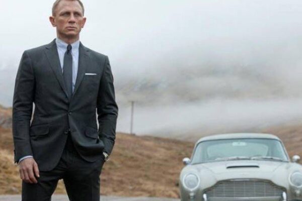 برطانوی ملکہ نے قومی روایت توڑ کر ’جیمز بانڈ‘ کو ایوارڈ سے نواز دیا