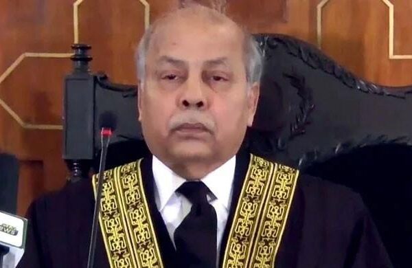 ملزم عارف گل کو پیش نہ کیا تو وزیراعظم کو بلا لیں گے: چیف جسٹس