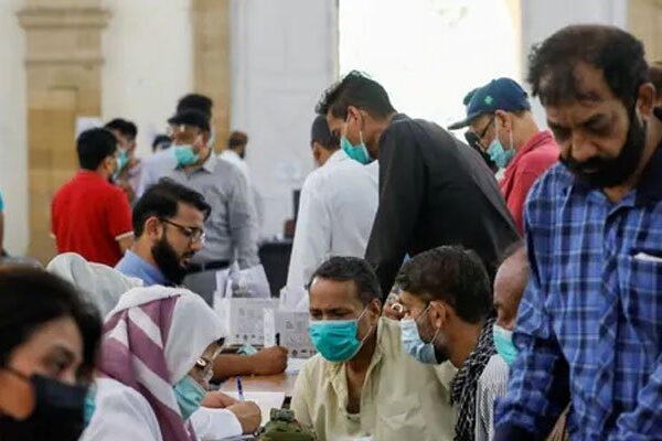 کراچی میں کورونا مثبت کیسز کی شرح 40 فیصد کے قریب پہنچ گئی