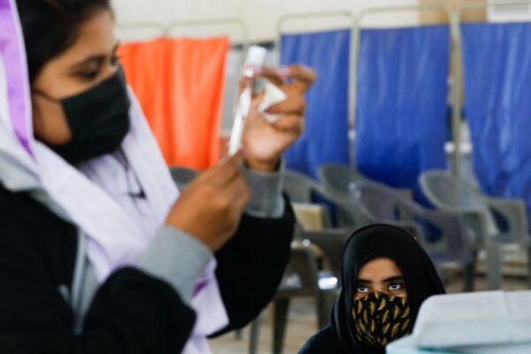 کراچی میں کورونا کیسز کی تعداد میں معمولی کمی، پشاور میں شرح 35 فیصد سے تجاوز کر گئی