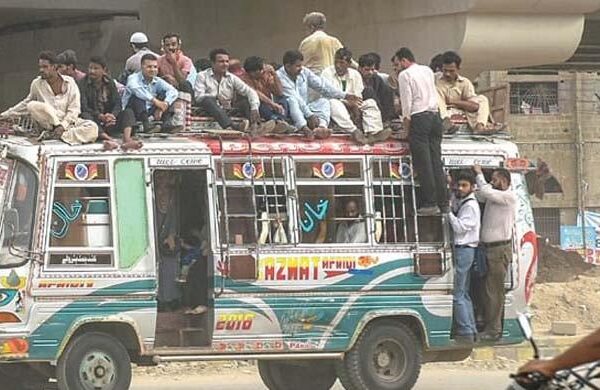 کراچی میں کورونا کے وار جاری، پبلک ٹرانسپورٹ میں ایس اوپیز کی سرعام خلاف ورزی