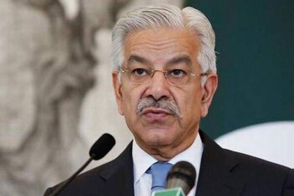 عمران خان سیاسی لاوارث، حکومت کے قدم ڈگمگا رہے ہیں: خواجہ آصف