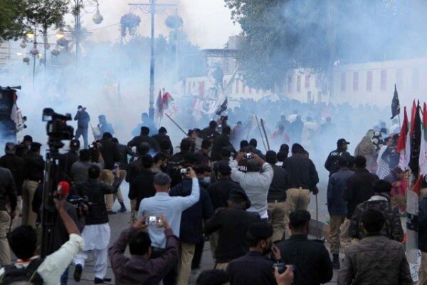 بلدیاتی قانون کیخلاف ایم کیو ایم پاکستان کی ریلی پر پولیس کی شیلنگ اور لاٹھی چارج