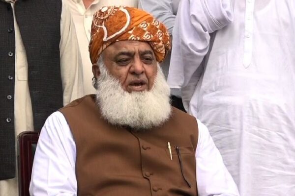 لگتا ہے سندھ کو منصوبہ بندی سے لسانیت کی طرف دھکیلا جا رہا ہے: فضل الرحمان