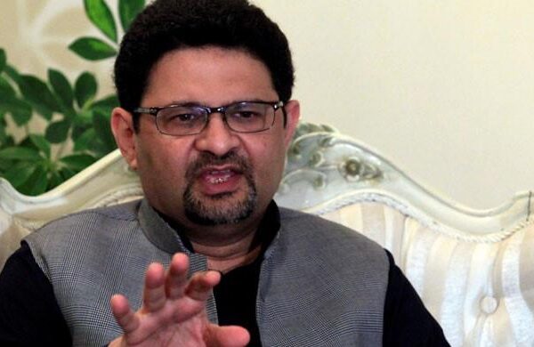 حکومت غریب پر ٹیکس لگا کر الزام آئی ایم ایف پر لگا رہی ہے: مفتاح اسماعیل
