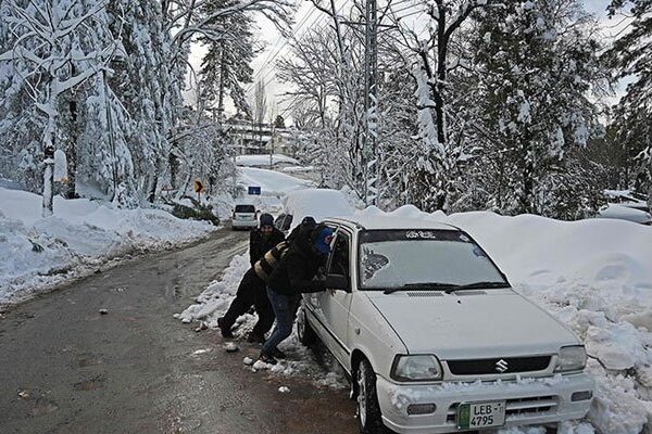 مری میں برفباری، رابطہ سڑکیں بند ہو گئیں