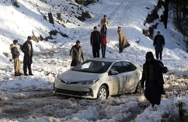 مری میں برفانی تودے گرنے سے نظام زندگی مفلوج، نتھیا گلی سے مری جانیوالی سڑکیں بند
