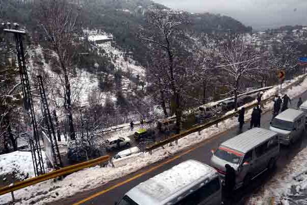 مری: برفانی طوفان کے تین روز بعد بھی معمولاتِ زندگی بحال نہ ہو سکے