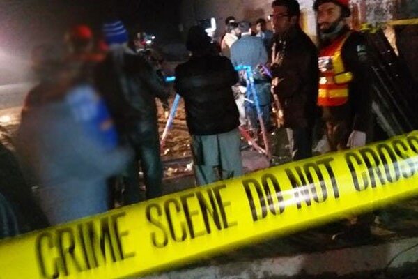 پشاور میں پولیس پر دستی بم کے حملوں میں تین اہلکار زخمی ہو گئے