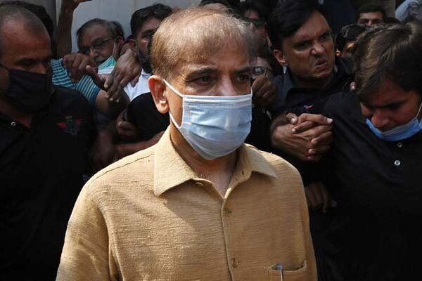حکومت کا نواز شریف کے معاملے پر شہباز شریف کیخلاف عدالت جانے کا اعلان