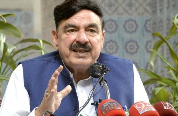 مری میں پھنسے سیاحوں کو نکالنے کیلئے فورسز طلب کر رہے ہیں: شیخ رشید