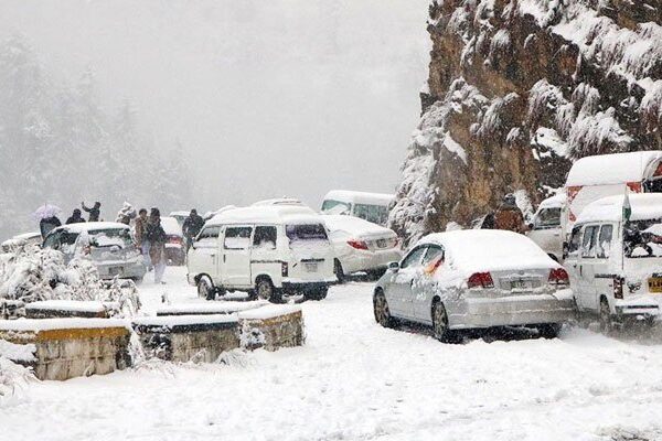 گلگت بلتستان کے ضلع استور میں وقفے وقفے سے برفباری جاری، زمینی رابطہ منقطع