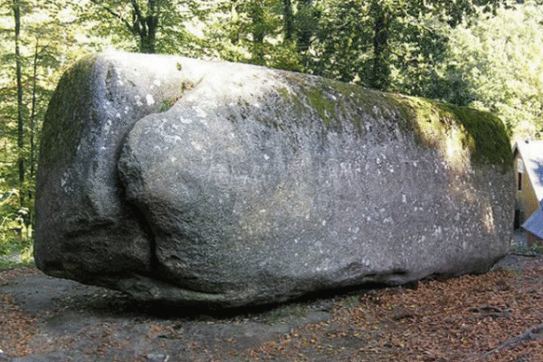 فرانس کا 132 ٹن وزنی پتھر جسے آپ باآسانی ہلا سکتے ہیں