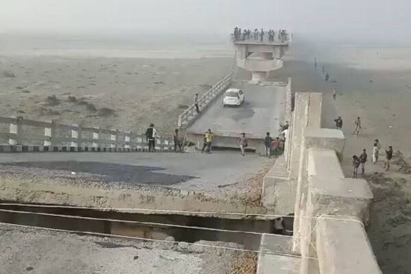 صوابی میں کروڑوں روپے کی لاگت کا زیرِ تعمیر پُل گر گیا