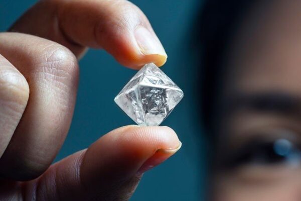 اینٹوں کے بھٹے پر مزدور کو ڈیڑھ کروڑ سے زائد مالیت کا ہیرا مل گیا