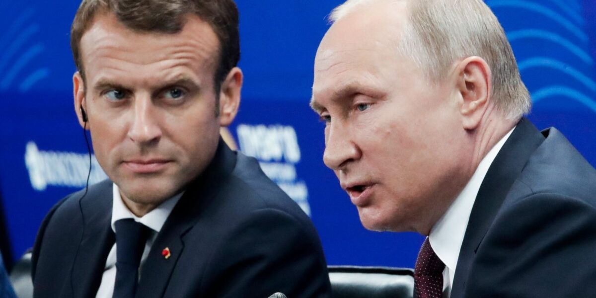 Emmanuel Macron and Vladimir Putin